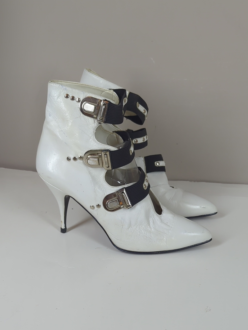 Vintage 80s White Pointed-Toe High Heel Ankle Boots with Black Buckle Straps 6.5